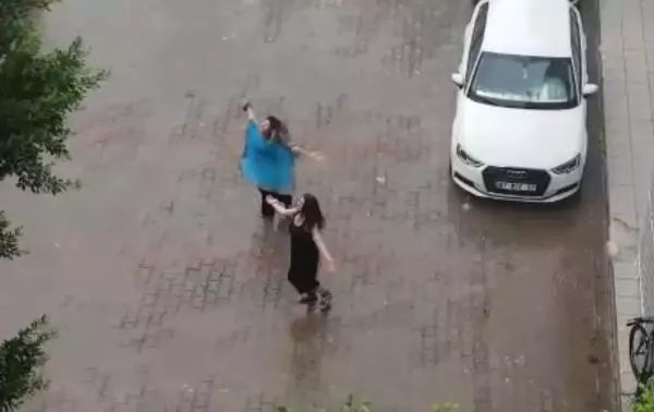 Kadınların yağmur altında dansı kamerada