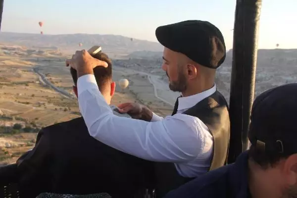 Kapadokya'ya gelen gurbetçi kuaförden sıcak hava balonunda tıraş