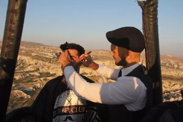 Kapadokya'ya gelen gurbetçi kuaförden sıcak hava balonunda tıraş