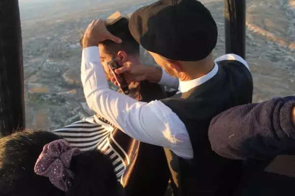 Kapadokya'ya gelen gurbetçi kuaförden sıcak hava balonunda tıraş