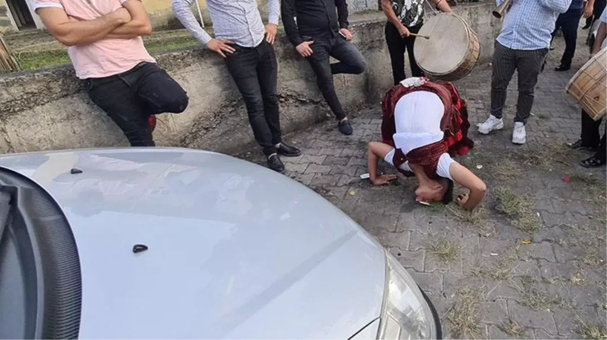Karabük'te ilginç görüntüler! Düğüne katılan köçek, virüsü unutup yere atılan parayı ağzıyla aldı