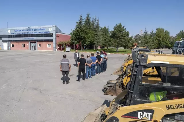 Kayseri Büyükşehir ve ilçe belediyeleri, afet bölgesi Bozkurt'ta yaraları sardı