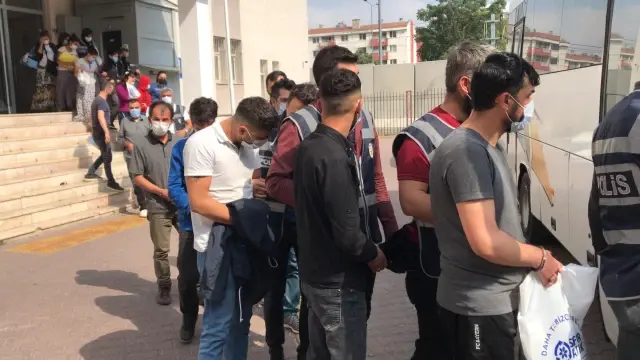 Farklı suçlardan aranan 18 şüpheli şafak operasyonuyla yakalandı