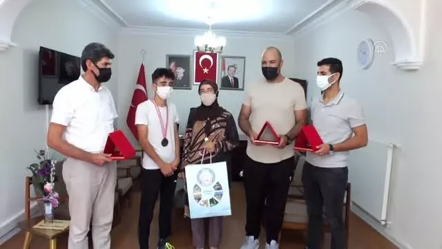 Keban Belediye Başkanı Fethiye Atlı, başarılı sporcuya çeşitli hediyeler verdi