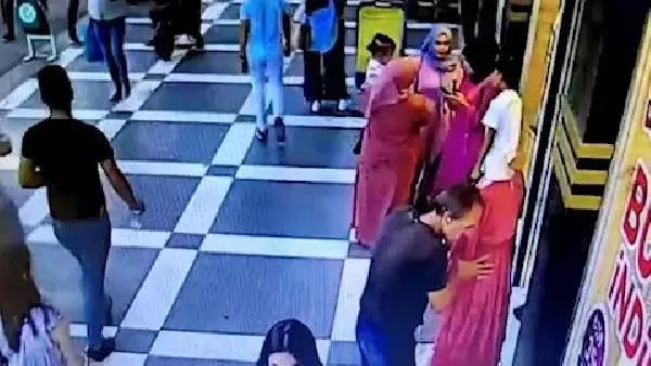Son dakika... KIRMIZI ELBİSELİ CANSIZ MANKEN HIRSIZLIĞI KAMERADA