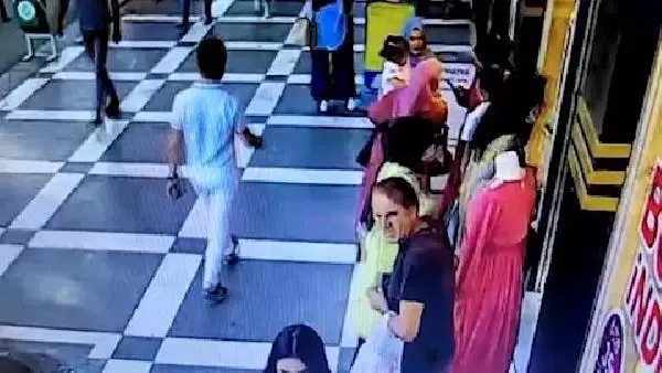 Son dakika... KIRMIZI ELBİSELİ CANSIZ MANKEN HIRSIZLIĞI KAMERADA
