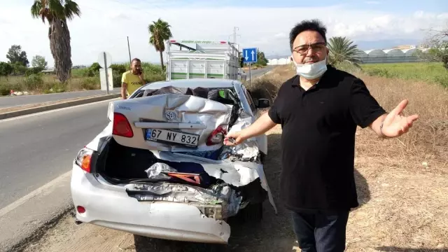 Kırmızı ışıkta bekleyen otomobile kamyon çarptı, şoför tepki gösterdi: Ukala ukala araç kullanıyorlar