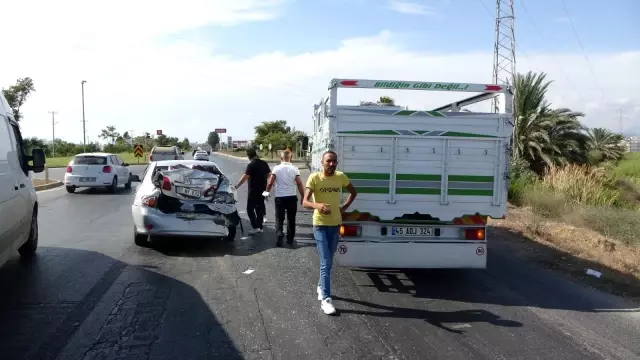 Kırmızı ışıkta bekleyen otomobile kamyon çarptı, şoför tepki gösterdi: Ukala ukala araç kullanıyorlar