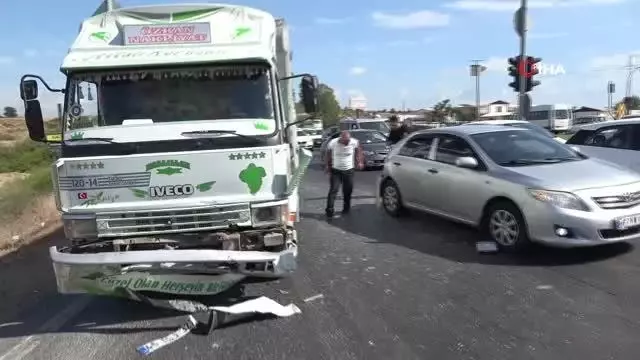 Kırmızı ışıkta bekleyen otomobile kamyon çarptı, şoför isyan etti: Ukala ukala araç kullanıyorlar