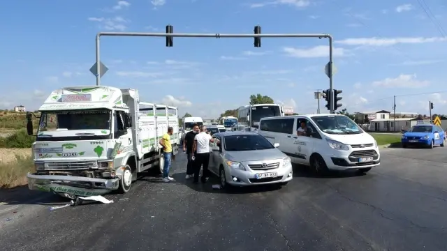 Kırmızı ışıkta bekleyen otomobile kamyon çarptı, şoför tepki gösterdi: Ukala ukala araç kullanıyorlar