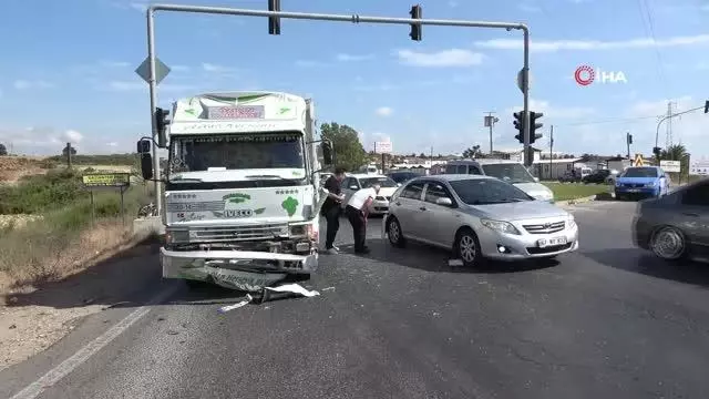 Kırmızı ışıkta bekleyen otomobile kamyon çarptı, şoför isyan etti: Ukala ukala araç kullanıyorlar