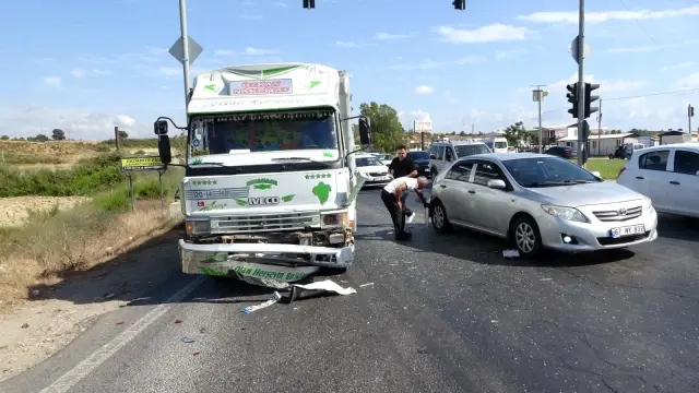 Kırmızı ışıkta bekleyen otomobile kamyon çarptı, şoför tepki gösterdi: Ukala ukala araç kullanıyorlar