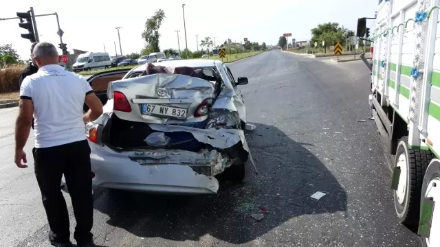 Kırmızı ışıkta bekleyen otomobile kamyon çarptı, şoför tepki gösterdi: Ukala ukala araç kullanıyorlar