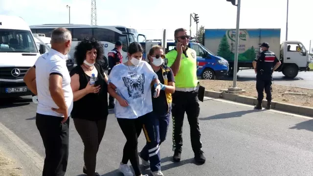 Kırmızı ışıkta bekleyen otomobile kamyon çarptı, şoför tepki gösterdi: Ukala ukala araç kullanıyorlar