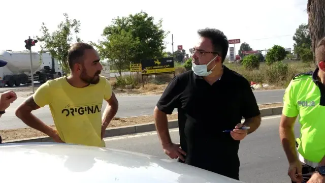 Kırmızı ışıkta bekleyen otomobile kamyon çarptı, şoför tepki gösterdi: Ukala ukala araç kullanıyorlar