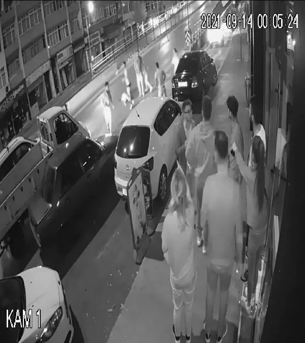 KIZ ARKADAŞININ ESKİ SEVGİLİSİNİ BIÇAKLADI, O ANLAR KAMERADA