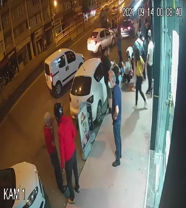 KIZ ARKADAŞININ ESKİ SEVGİLİSİNİ BIÇAKLADI, O ANLAR KAMERADA