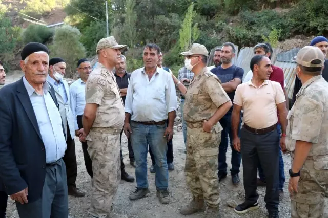 Bingöl'de jandarma personeli, ahırı yanan şehit babasını ziyaret etti