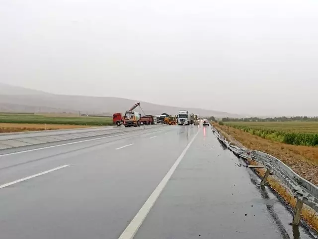 Konya'da devrilen kamyonun sürücüsü yaralandı