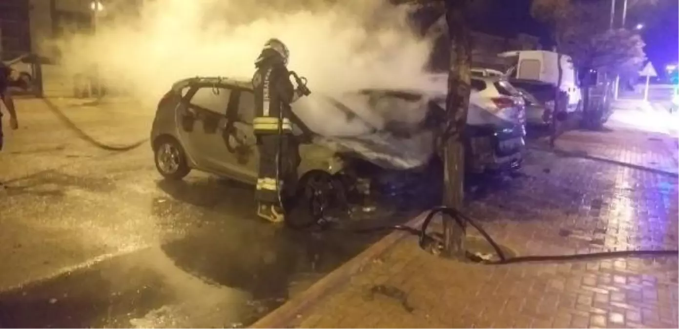 KONYA'DA PARK HALİNDEKİ 2 OTOMOBİL YANDI