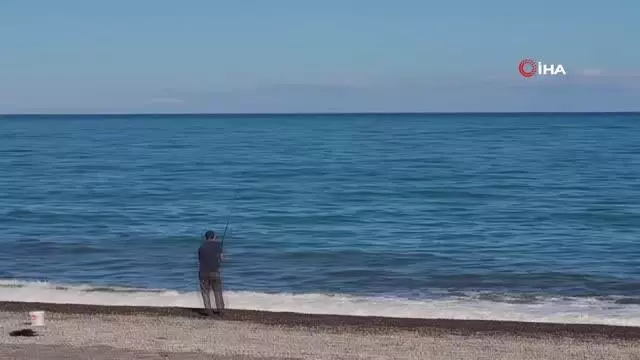 Kovasını alan balık doldurmak için sahile koştu