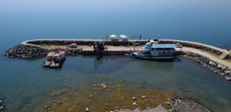 Son dakika haberleri... Kuraklık nedeniyle suyun çekildiği Van Gölü'nde balıkçı tekneleri iş makinesi yardımıyla açıldı