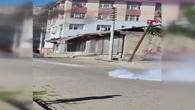 LASTİK YAKIP, POLİSE TAŞ ATTILAR