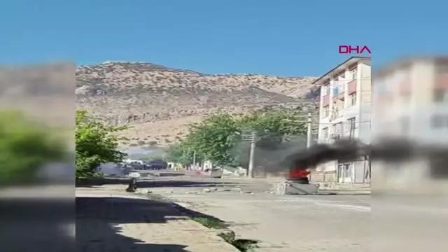LASTİK YAKIP, POLİSE TAŞ ATTILAR