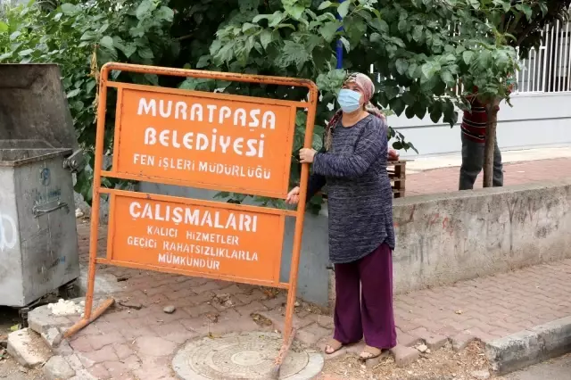Mahallede bulunan tabelayı aracına yükleyen hurdacıya şoku yaşatan teyze: Emanete sahip çıktım