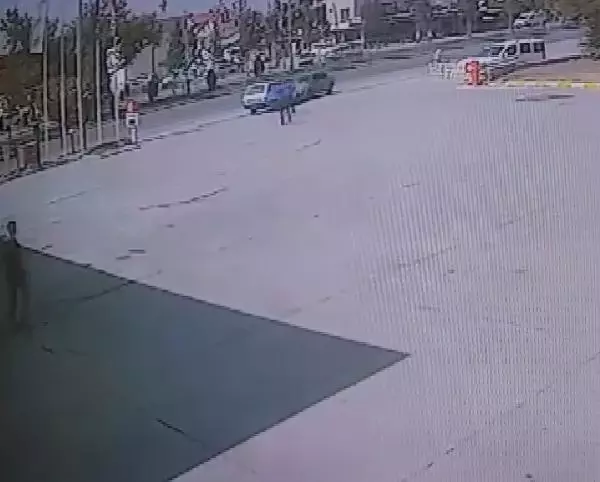MAZGAL DEMİRİ ÇALARKEN FARK EDİLDİ, KAÇARKEN POLİS ARACINA ÇARPTI