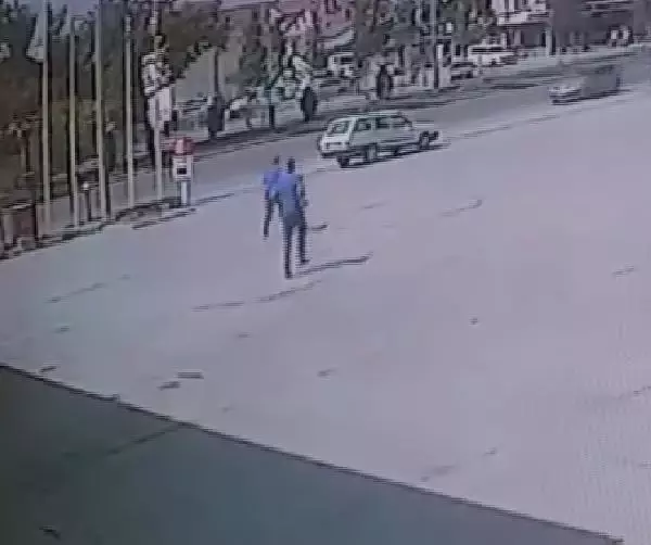 MAZGAL DEMİRİ ÇALARKEN FARK EDİLDİ, KAÇARKEN POLİS ARACINA ÇARPTI