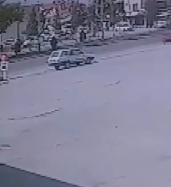MAZGAL DEMİRİ ÇALARKEN FARK EDİLDİ, KAÇARKEN POLİS ARACINA ÇARPTI