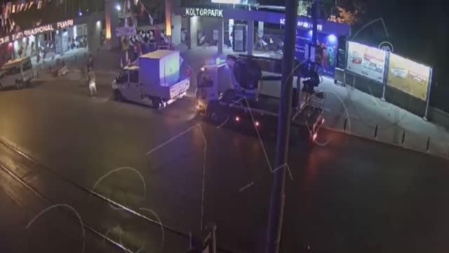 Memleket Partisi İzmir İl Başkanı Oğuz, parti bayraklarının kaldırılmasına ilişkin görüntüleri paylaştı