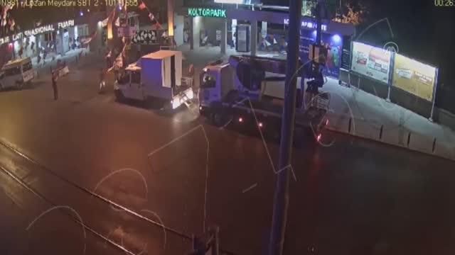 Memleket Partisi İzmir İl Başkanı Oğuz, parti bayraklarının kaldırılmasına ilişkin görüntüleri paylaştı