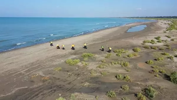 Sahillerde Suriye kaynaklı petrol sızıntısının temizlik çalışmaları sürüyor