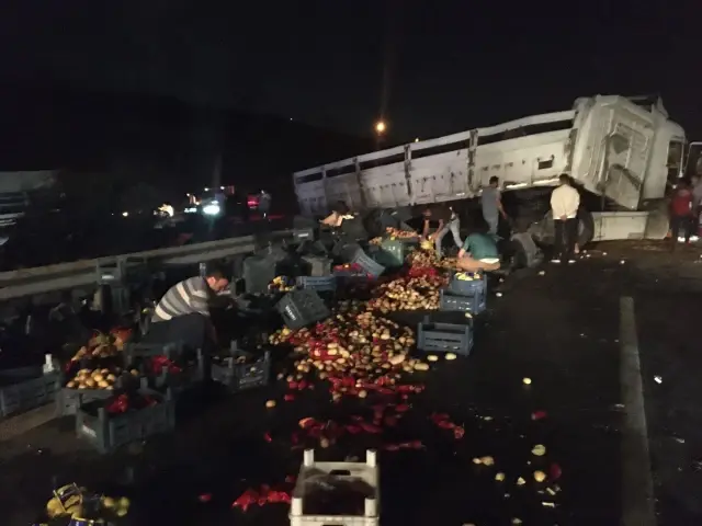 Devrilen meyve ve sebze yüklü tırın sürücüsü yaralandı