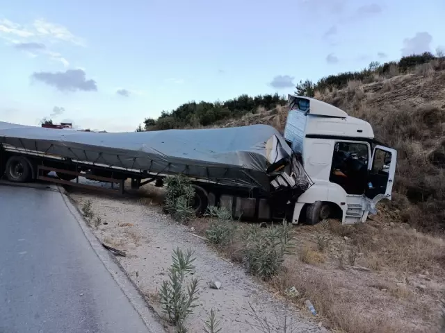 Tır ile otomobilin çarpıştığı kazada 2 kişi yaralandı