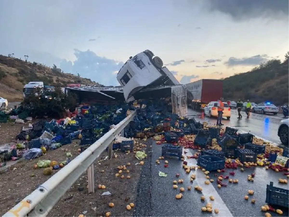 Mersin otoyolunda sebze yüklü TIR devrildi: 1 yaralı