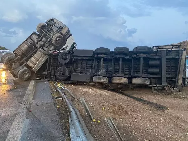 Mersin otoyolunda sebze yüklü TIR devrildi: 1 yaralı