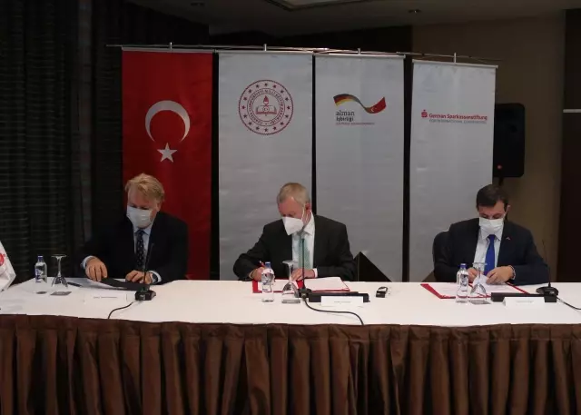 Meslek liseleri ve halk eğitimi merkezlerinde iş ve finansal okuryazarlık eğitimleri verilecek