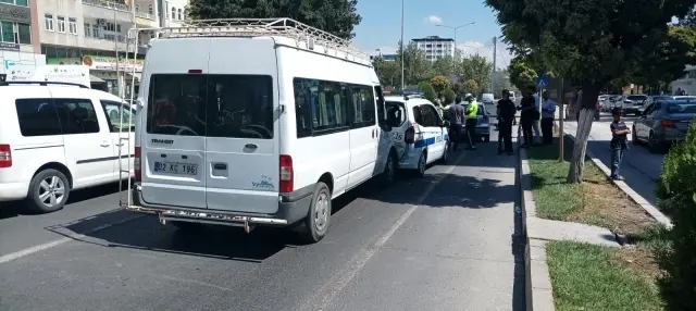 Minibüs polis aracına arkadan çarptı: 2 polis yaralı