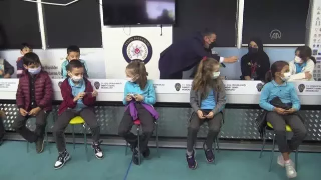 Minik öğrencilere trafik kuralları Mobil Trafik Eğitim Tırı nda anlatıldı