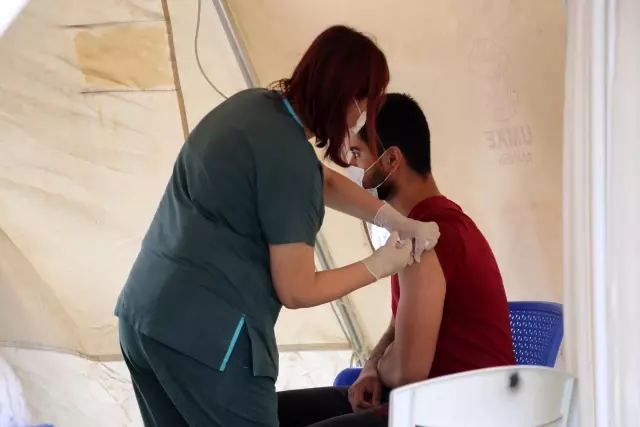 Mobil aşı istasyonları Manisa'nın aşı yüküne ortak oldu