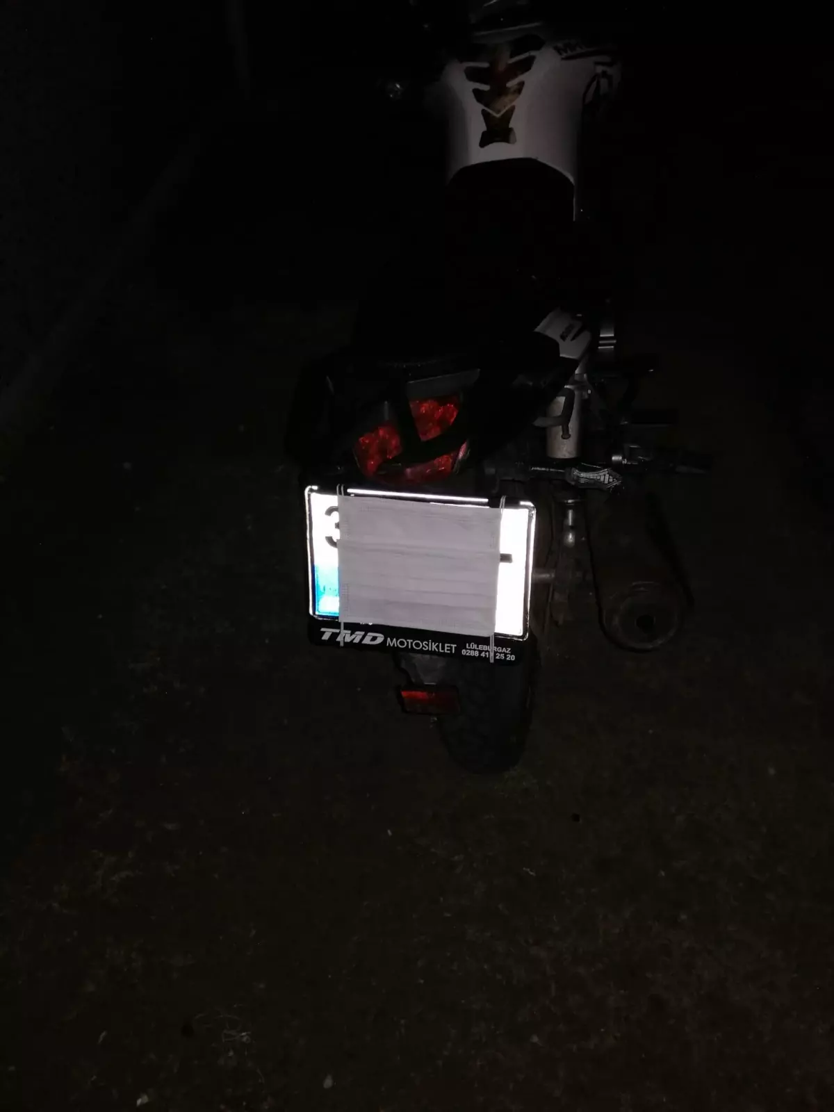 Motosiklet plakalarını cerrahi maskeyle kapatan 2 sürücüye ceza