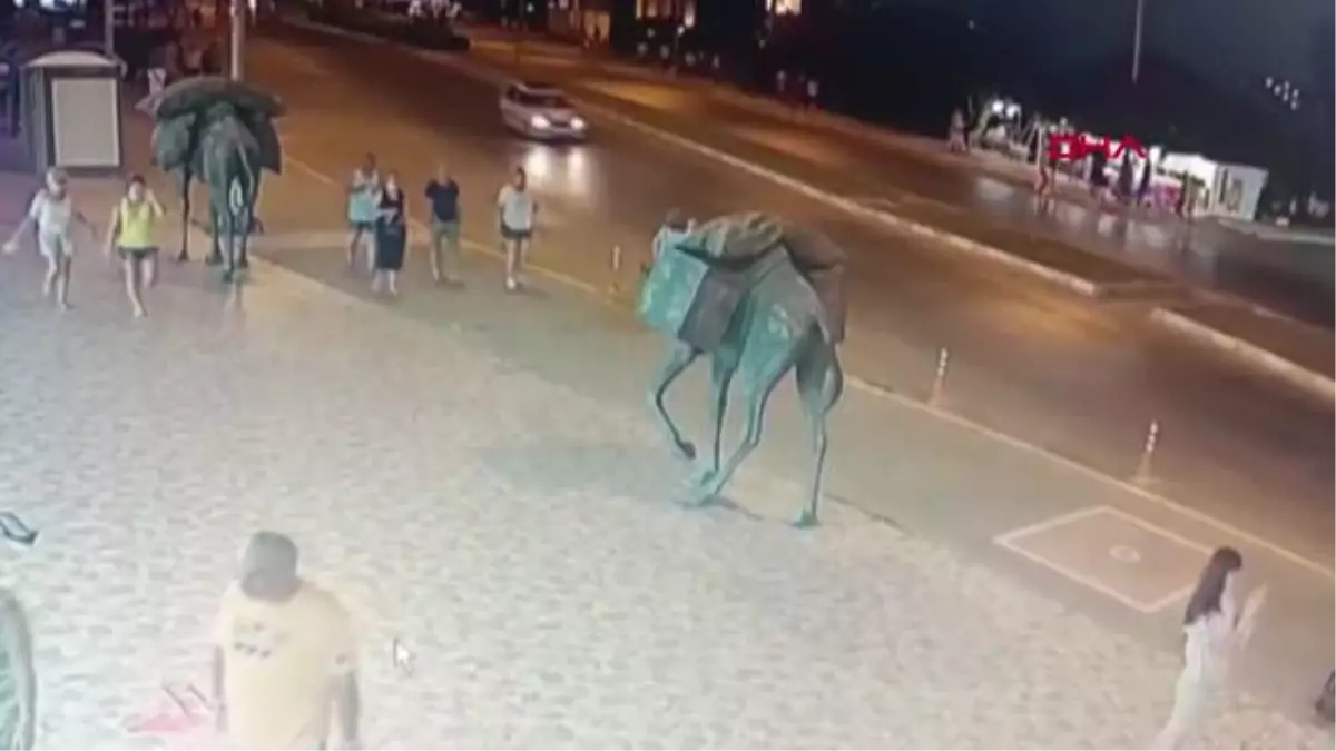MOTOSİKLETİN ÇARPTIĞI ALMAN TURİST ÖLDÜ; KAZA ANI KAMERADA