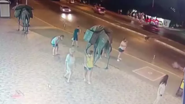MOTOSİKLETİN ÇARPTIĞI ALMAN TURİST ÖLDÜ; KAZA ANI KAMERADA