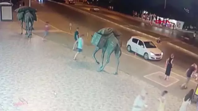 MOTOSİKLETİN ÇARPTIĞI ALMAN TURİST ÖLDÜ; KAZA ANI KAMERADA