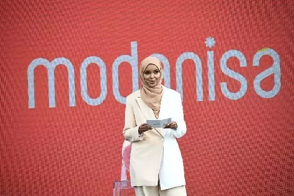 Muhafazakar giyim markası global mottosunu Halima Aden ile duyurdu