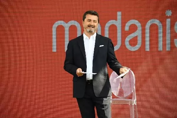 Muhafazakar giyim markası global mottosunu Halima Aden ile duyurdu
