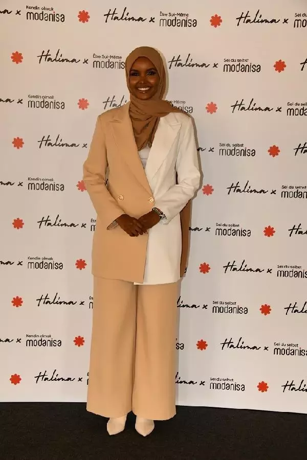 Muhafazakar giyim markası global mottosunu Halima Aden ile duyurdu
